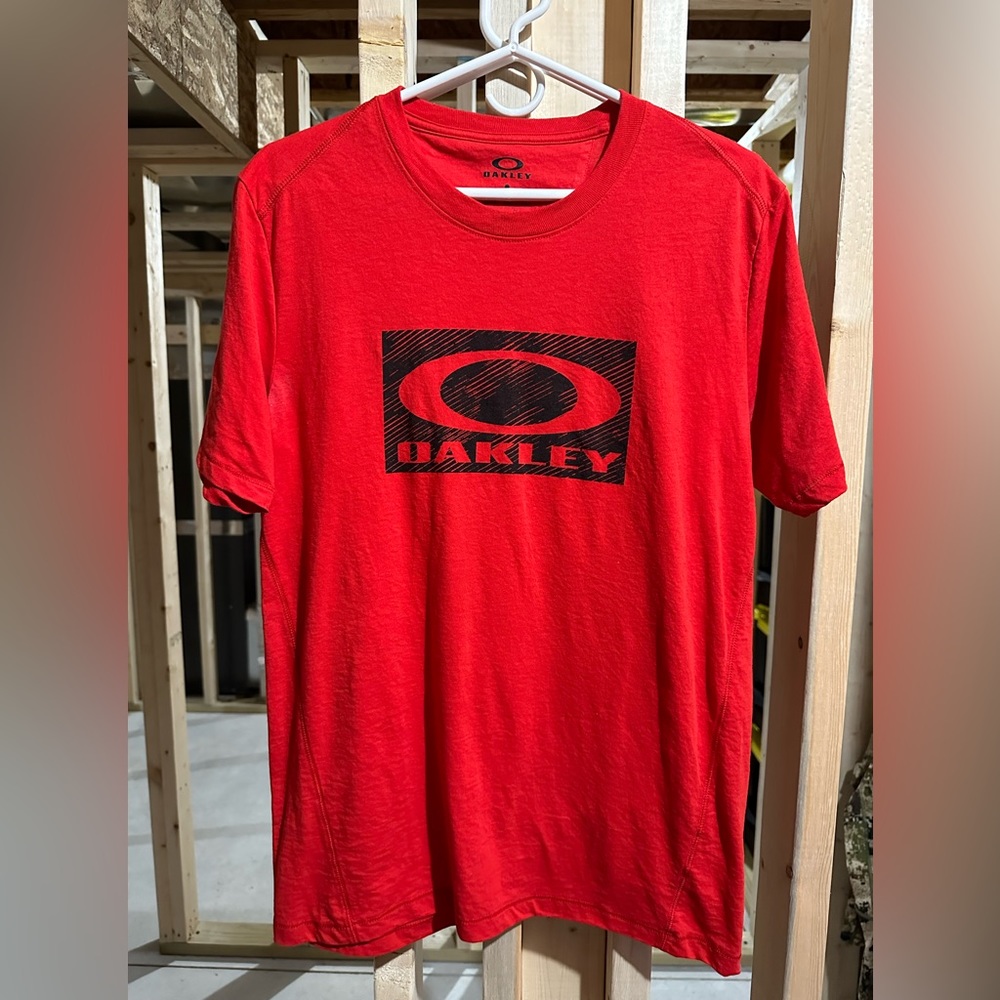 Oakley Red T-Shirt Men’s Medium great condition smoke free